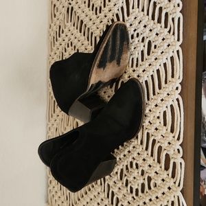 Chinese Laundry mule size 6 leather suede